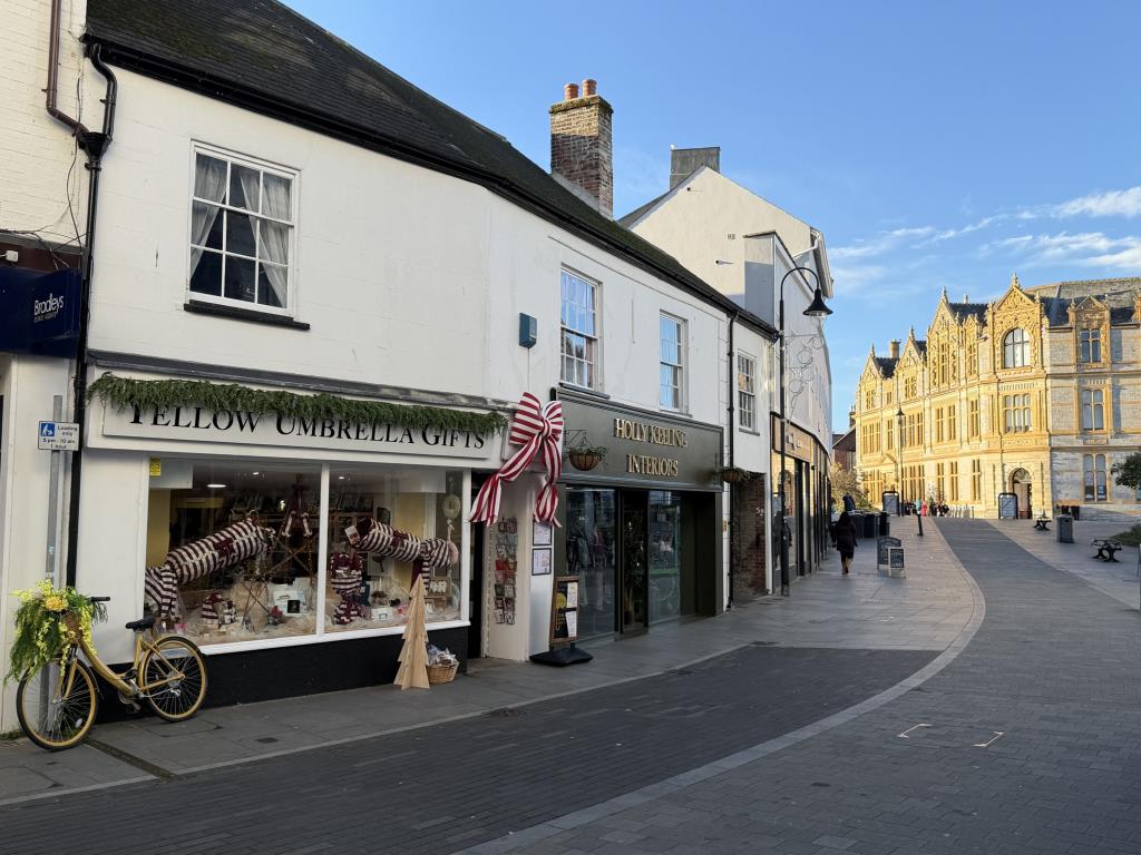 Lot: 55 - COMMERCIAL INVESTMENT COMPRISING TWO PROMINENT TOWN CENTRE UNITS - Street view